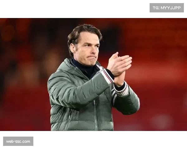 终场特写：失利后，伯恩利主帅在场上单独与后卫交谈，手势不断指向对方反击起点区域